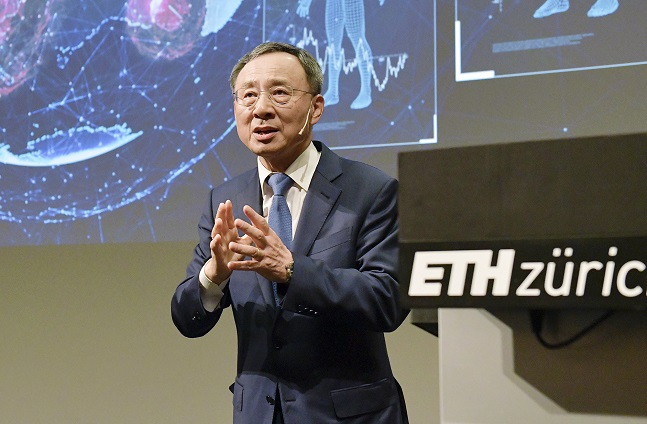 황창규 KT 회장이 22일(현지시간) 스위스 취리히 연방공대(ETH Zurich)에서 ‘5G, 번영을 위한 혁신(5G, Innovation for Prosperity)’을 주제로 특별강연을 하고 있다.ⓒKT