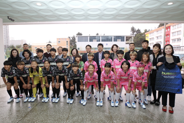 한국동서발전, 서부초등학교, 울산광역시축구협회 관계자와 서부초등학교 축구부 선수들이 기념 촬영을 하고 있다.ⓒ한국동서발전