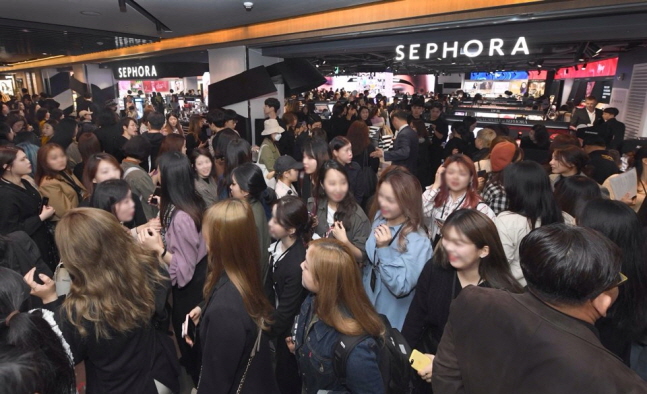 글로벌 ‘뷰티공룡’ 세포라가 24일 서울 강남구 1호점의 문을 열고 한국 시장에 도전장을 냈다. ⓒ세포라