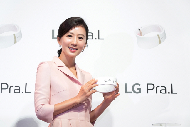 LG 프라엘 광고 모델인 배우 김희애씨가 24일 서울 강남구 소재 송은아트스페이스에서 LG 프라엘 신제품인 'LG 프라엘 더마 LED 넥케어'를 소개하고 있다.ⓒLG전자