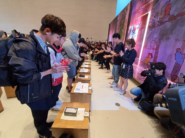 애플 아이폰11이 국내 출시된 25일 오전, 서울 강남구 가로수길 애플 스토어에서 아이폰11 1호 구매자인 송영준(왼쪽에서 첫 번째·18)군과 애플워치5 1호 구매자 백두연(왼쪽에서 두 번째·17)군이 제품을 수령하고 있다.ⓒ데일리안 김은경 기자
