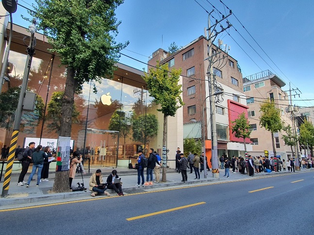 애플 아이폰11이 국내 출시된 25일 오전, 서울 강남구 가로수길 애플 스토어 매장 앞에 80여명의 대기자가 줄을 서 있는 모습.ⓒ데일리안 김은경 기자