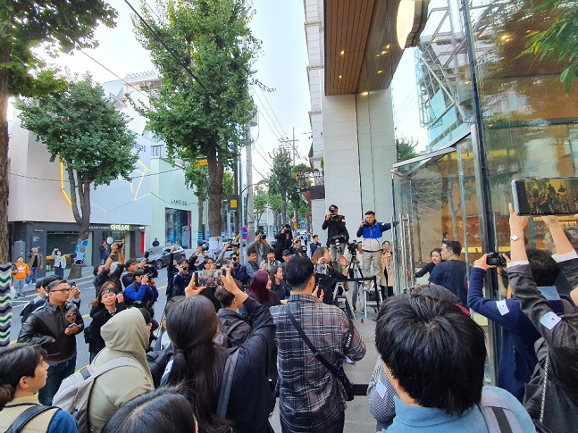 애플 아이폰11이 국내 출시된 25일 오전, 서울 강남구 가로수길 애플 스토어 매장 오픈 직전 구매 대기자들과 취재진이 문 앞에 대기하고 있는 모습.ⓒ데일리안 김은경 기자