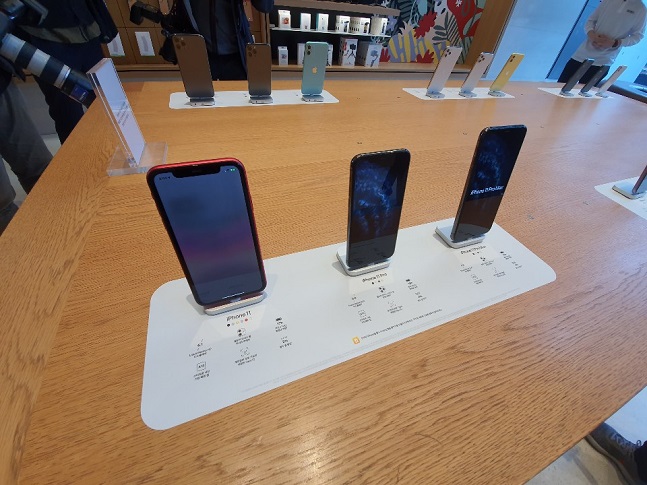 애플 아이폰11이 국내 출시된 25일 오전, 서울 강남구 가로수길 애플 스토어 매장에 아이폰11 시리즈 제품들이 마련돼 있다.ⓒ데일리안 김은경 기자