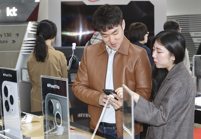 KT 고객들이 애플 아이폰11 시리즈가 출시된 25일 서울 광화문 KT스퀘어에서 아이폰11 제품을 살펴보고 있다.ⓒKT
