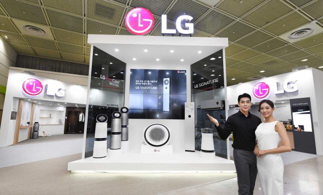 LG전자 모델들이 25일 서울 삼성동 코엑스에서 열린 ‘에어페어 2019’에 마련된 전시부스에서 공기질 관리 가전제품들을 선보이고 있다.ⓒLG전자
