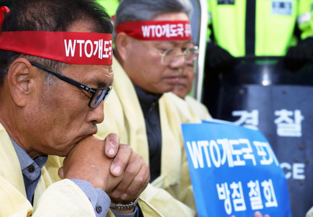 'WTO 개도국 지위 유지 관철을 위한 농민공동행동' 회원들이 25일 서울 종로구 정부서울청사 별관 앞에서 한국의 WTO 개도국 지위 유지를 촉구하고 있다. ⓒ뉴시스
