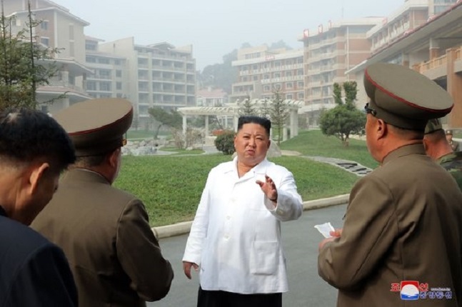 25일 평안남도 양덕군 온천관광지구 건설장을 현지지도하고 있는 김정은 북한 국무위원장 ⓒ조선중앙통신
