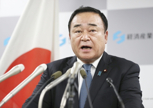 가지야마 히로시 신임 일본 경제산업상이 25일 오후 취임 기자회견을 하고 있다.ⓒ연합뉴스