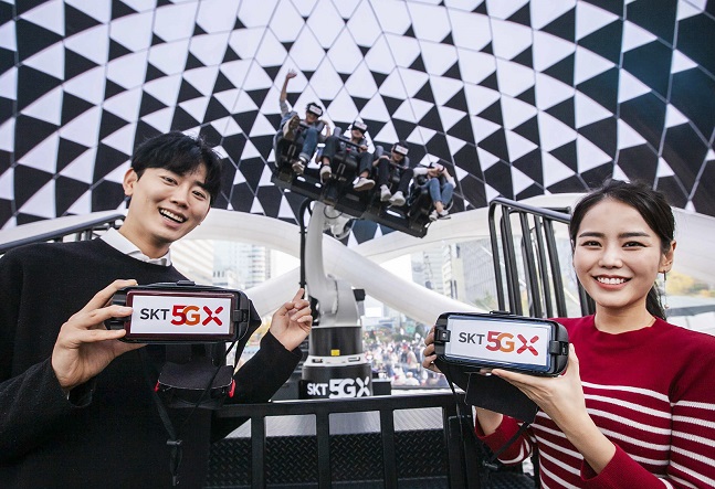‘한국영화 100년 기념 축하행사’에 참석한 방문객이 ‘5GX 시네마’를 체험하고 있는 모습.ⓒSK텔레콤
