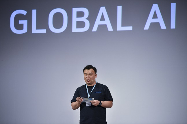 석상옥 네이버랩스 대표가 28일 서울 강남구 코엑스에서 열린 네이버 개발자 컨퍼런스 ‘DEVIEW 2019’에서 키노트 연설을 하고 있다.ⓒ네이버