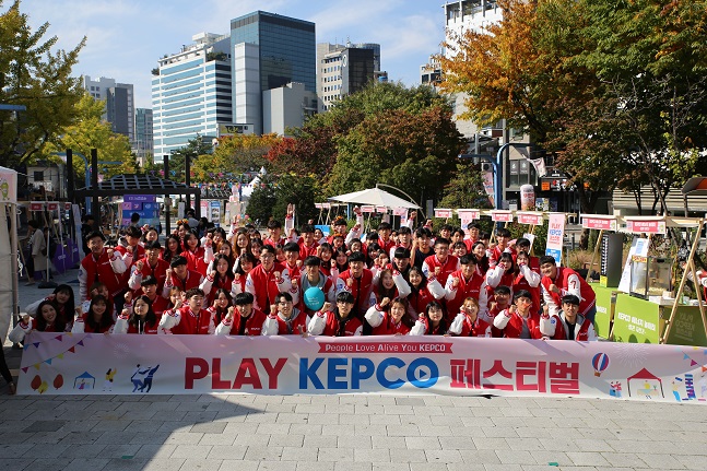 PLAY KEPCO 페스티벌에서 단체기념사진을 찍고 있는 KEPCO 대학생 서포터즈 ⓒ한국전력