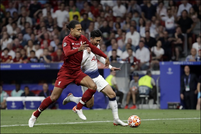2018-19 UEFA 챔피언스리그 결승에서 손흥민이 반다이크와 볼 경합을 하고 있다. ⓒ 뉴시스