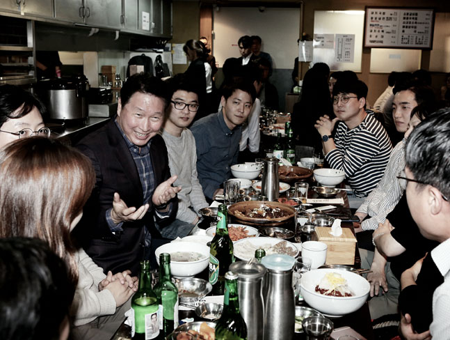 최태원 SK그룹 회장이 28일 서울 광화문 인근의 한 대중음식점에서 저녁식사를 겸한 번개 행복토크를 열고 구성원들과 담소를 나누고 있다. ⓒSK그룹