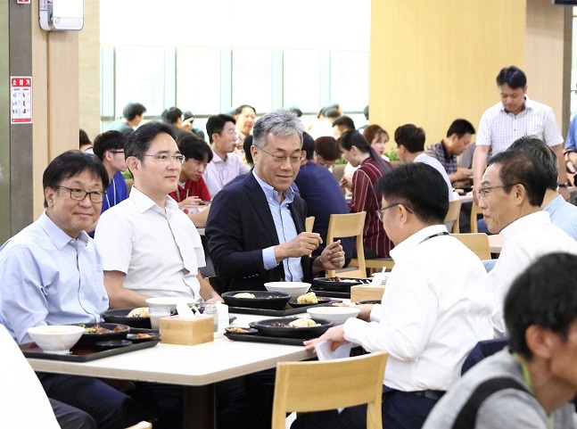이재용 삼성전자 부회장이 8월 6일 충남 아산 온양 사업장 구내식당에서 임직원들과 함께 점심식사를 하고 있다. ⓒ삼성전자