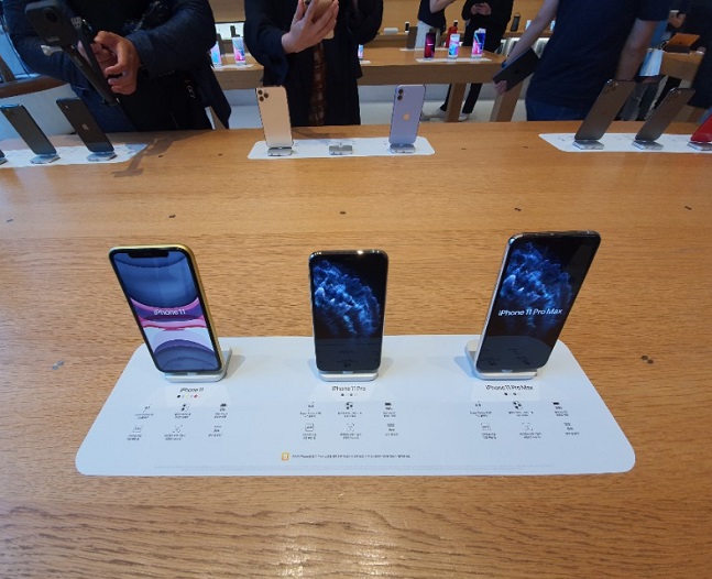 서울 강남구 가로수길 애플스토어에 '아이폰11' 시리즈가 진열돼 있다. 왼쪽부터 '아이폰11'·'아이폰11 프로'·'아이폰11 프로 맥스'.ⓒ데일리안 김은경 기자