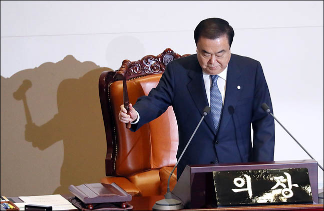 문희상 국회의장이 29일 열린 국회 본회의에서 의사봉을 두드리고 있다. ⓒ데일리안 박항구 기자
