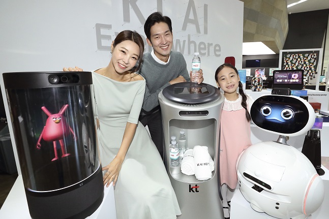 KT 홍보모델들이 30일 서울 종로구 광화문 KT스퀘어에서 열린 AI 컴퍼니 선언 기자간담회에서 KT의 AI 디바이스들을 소개하고 있다.ⓒKT