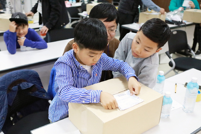 (주)한진이 29일 서울 소공동 본사에서 개최한 ‘패밀리데이(Family Day)’행사에 참여한 직원 자녀들이 택배 보내기 체험을 하고 있다.ⓒ(주)한진