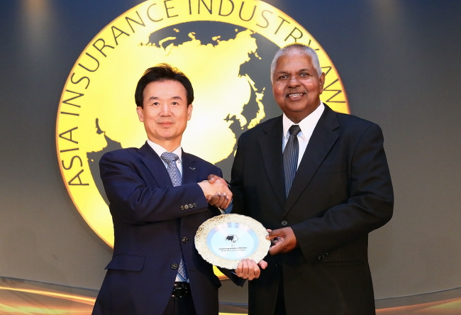 지난 29일 저녁(현지 시간) 싱가포르 마리나베이샌즈호텔서 열린 ‘2019 아시아보험산업대상(Asia Insurance Industry Award 2019)’ 시상식에서 윤열현 교보생명 사장(왼쪽)이 ‘올해의 디지털기술상(Technology Initiative of the Year)’을 수상했다.ⓒ교보생명 