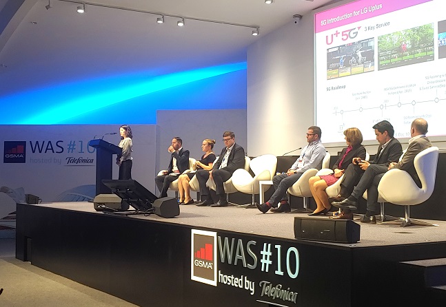 장라미 LG유플러스 글로벌로밍팀 선임(왼쪽에서 첫 번째)이 지난 30일 스페인 발렌시아에서 개최된 '제10차 WAS 컨퍼런스에'에서 전 세계 이동통신사 대표를 대상으로 5G 로밍 성공사례를 발표하고 있는 모습.ⓒLG유플러스