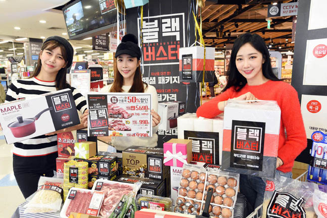 모델들이 31일 서울 등촌동 홈플러스 강서점에서 ‘블랙버스터’ 행사 상품을 선보이고 있다.ⓒ홈플러스