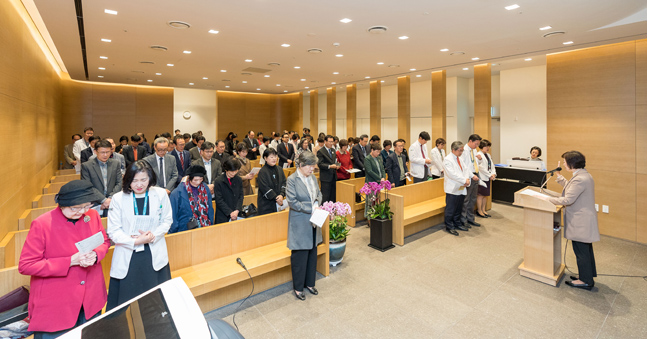 지난 10월 31일 이대서울병원 3층 방주교회에서 개최된 ‘보구녀관 개관 132주년 기념 비전 세미나’에서 참석자들이 세미나 전 예배를 하고 있다. ⓒ이화여자대학교의료원
