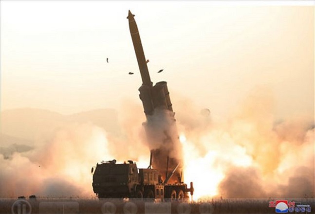 북한 조선중앙통신이 공개한 북한의 초대형 방사포 발사 모습 ⓒ조선중앙통신