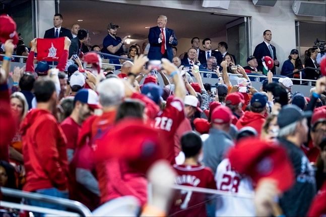 트럼프 대통령은 지난달 28일 미국 워싱턴DC에 위치한 내셔널스파크를 찾아 ‘2019 메이저리그(MLB)’ 월드시리즈 워싱턴 내셔널스-휴스턴 애스트로스의 5차전을 관람했다. ⓒ 뉴시스 
