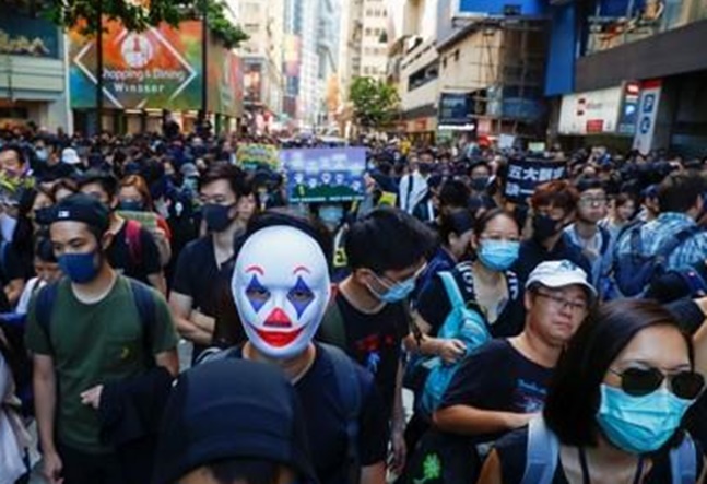 중국이 19기 공산당 중앙위원회 4차 전체회의(4중전회) 후 홍콩에 대한 통제권 강화 방침을 밝힌 가운데 민주화를 요구하는 홍콩 주말 시위가 22주 연속 이어졌다. ⓒ연합뉴스