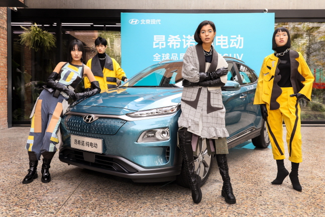 지난 1일 현대모터스튜디오 베이징에서 패션모델들이 현대차와 중국 친환경 패션 브랜드 리클로딩 뱅크가 공동 제작한 자동차 시트가죽 업사이클링 의상을 선보이고 있는 모습.ⓒ현대자동차