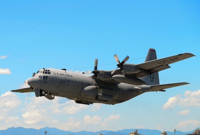 미국 공군 C-130 허큘리스기가 일본 요코다 기지 상공에서 이륙하는 모습. ⓒ연합뉴스