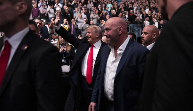 도널드 트럼프 미국 대통령과 데이나 화이트 UFC 대표가 지난 2일 뉴욕 매디슨스퀘어가든에서 열린 UFC 244 경기장에 들어서고 있다.ⓒ연합뉴스
