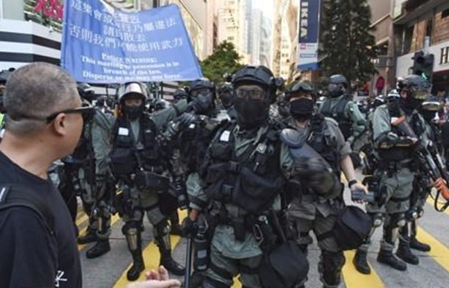 주말 홍콩 도심 곳곳에서 시위대와 경찰이 크게 충돌해 시위대 수백명이 체포되고 부상자가 속출했다. ⓒ연합뉴스