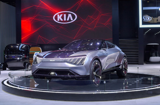 '제2회 중국 국제 수입박람회'에 전시된 기아차의 전기차 기반 SUV 쿠페 콘셉트 '퓨처론(Futuron)'. ⓒ기아자동차