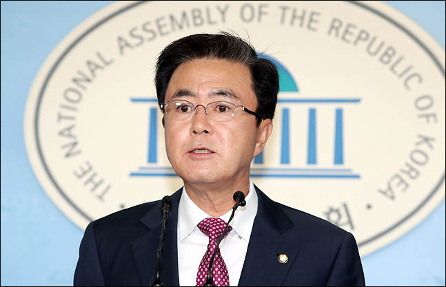 김태흠 자유한국당 의원이 5일 국회 정론관에서 2020 총선과 관련해 인적쇄신을 요구하는 기자회견을 하고 있다. ⓒ데일리안 박항구 기자