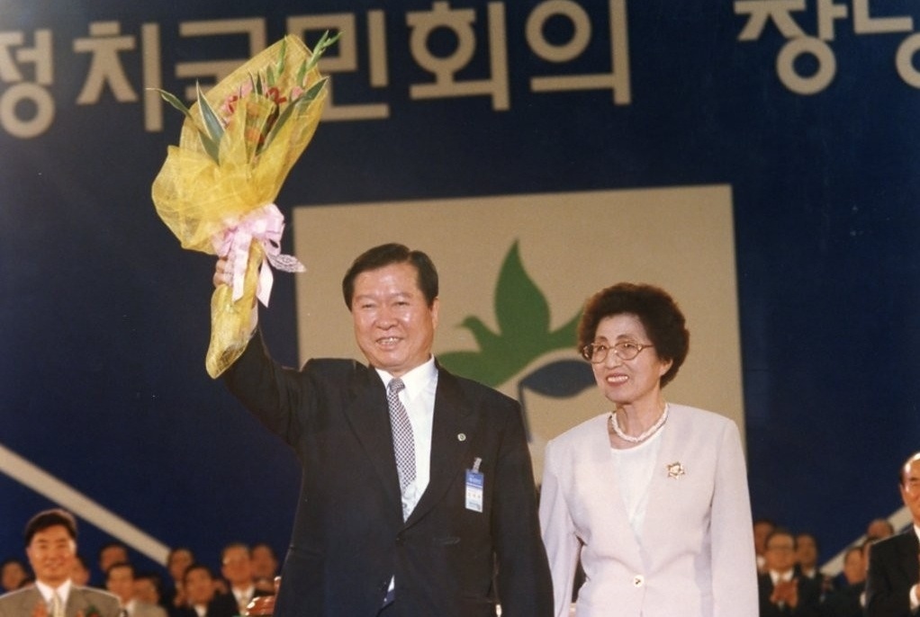 사진은 1995년 9월 5일 고 김 전 대통령은 서울올릭픽공원에서 새정치국민회의 창당대회를 열고 정계에 복귀할 때 이 여사가 함께한 모습. ⓒ연합뉴스