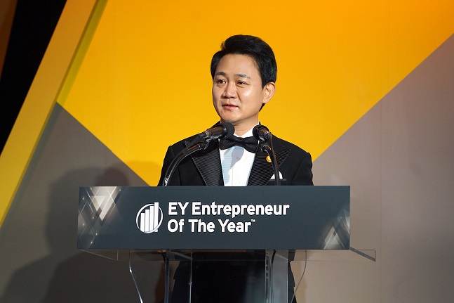 방준혁 넷마블 의장이 지난 5일 '제 13회 EY 최우수 기업가상'에서 최고 영예인 마스터상을 수상한 뒤 소감을 밝히고 있다.ⓒ넷마블 