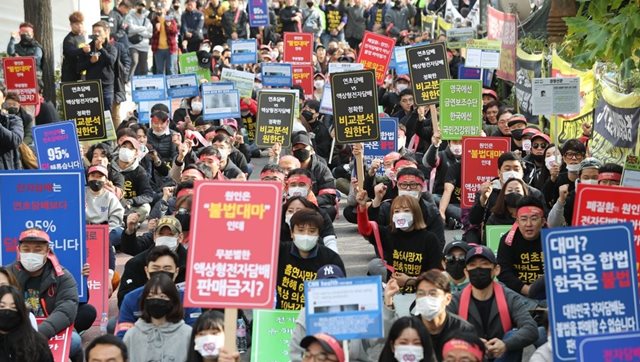 한국전자담배협회 회원들이 6일 서울 여의도 국회 앞에서 담배사업법 일부 개정안 반대 집회를 열고 정부의 액상형 전자담배 사용 중단 권고를 규탄하고 있다.ⓒ연합뉴스