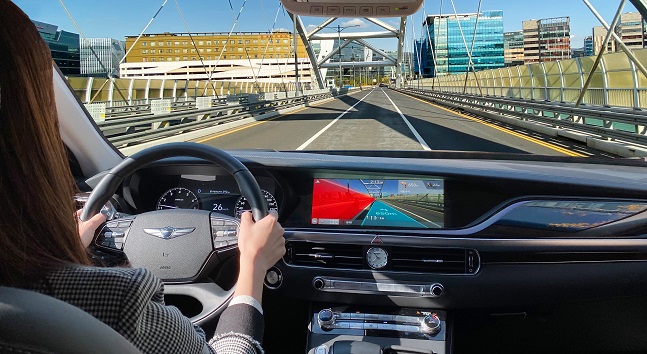 증강현실을 기반으로 주행경로 안내와 차로 이탈 경고 기능이 동시에 작동하고 있는 AR 내비게이션 콘셉트 이미지.ⓒ현대자동차