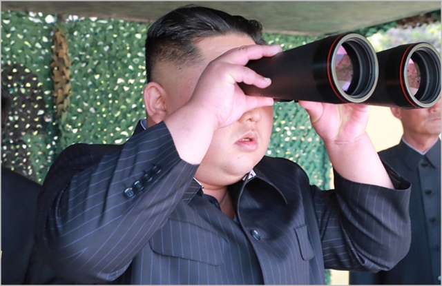최근 동해상에서 북방 한계선을 넘어온 북한 선원 2명을 북한으로 추방한 사건도 북한 눈치보기의 연장선상에 있다는 지적이다.(자료사진)ⓒ노동신문