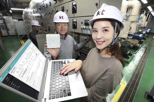 KT 직원과 모델이 서울 서초구 우면동 KT 융합기술원에서 ‘기가 에너지 매니저(GiGA energy manager) 빌딩’ 시범서비스를 소개하고 있다.ⓒKT