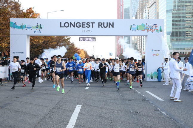 현대자동차는 친환경 사회공헌 러닝 이벤트 '2019아이오닉 롱기스트 런(IONIQ LONGEST RUN)' 캠페인과 '롱기스트 런 인 서울(Longest Run in Seoul)'을 지난 9일 개최했다고 10일 밝혔다.ⓒ현대차