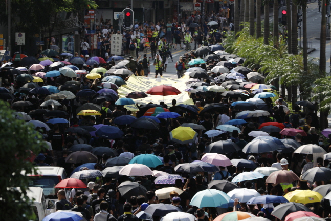 홍콩에서 우산 쓴 시위대가 거리를 행진하고 있다.ⓒ뉴시스