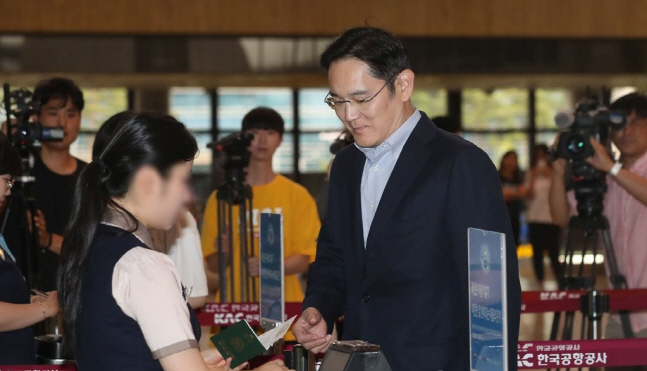 이재용 삼성전자 부회장이 지난 7월 7일 오후 서울 김포공항을 통해 일본으로 출국하고 있다.(자료사진)ⓒ연합뉴스 