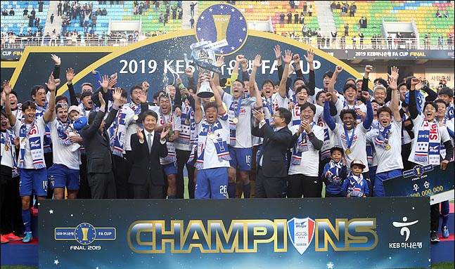 통산 5번째 FA컵을 들어 올린 수원 삼성. ⓒ 데일리안 박항구 기자