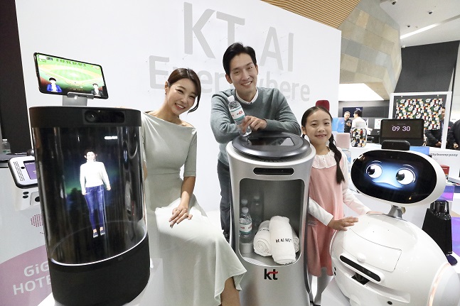 KT 홍보모델들이 KT의 AI 디바이스들을 소개하고 있다.ⓒKT
