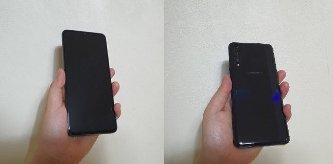 삼성전자 ‘갤럭시A90 5G’ 전면(왼쪽)과 후면을 각각 위로 둔 채 한 손으로 쥔 모습.ⓒ데일리안 김은경 기자 