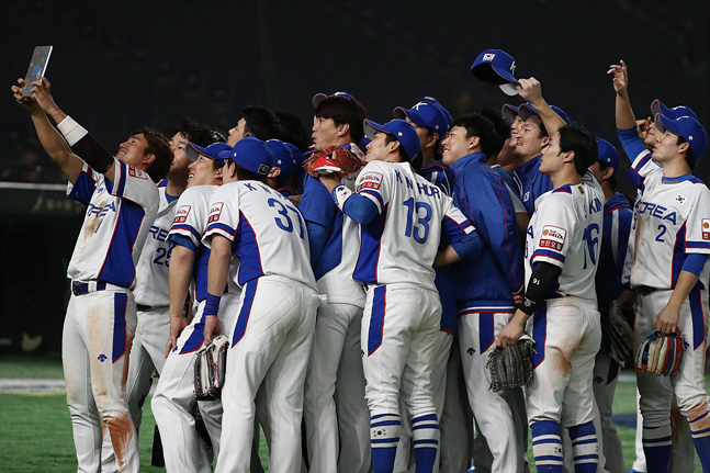 11일 일본 도쿄돔에서 열린 2019 WBSC 프리미어12 슈퍼라운드 대한민국과 미국의 경기에서 5대1로 승리한 한국 야구대표팀 선수들이 셀카를 찍고 있다. ⓒ데일리안 홍금표 기자