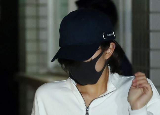 대마 흡입·밀반입 혐의로 재판에 넘겨진 홍정욱 전 의원 딸 홍모씨.ⓒ연합뉴스